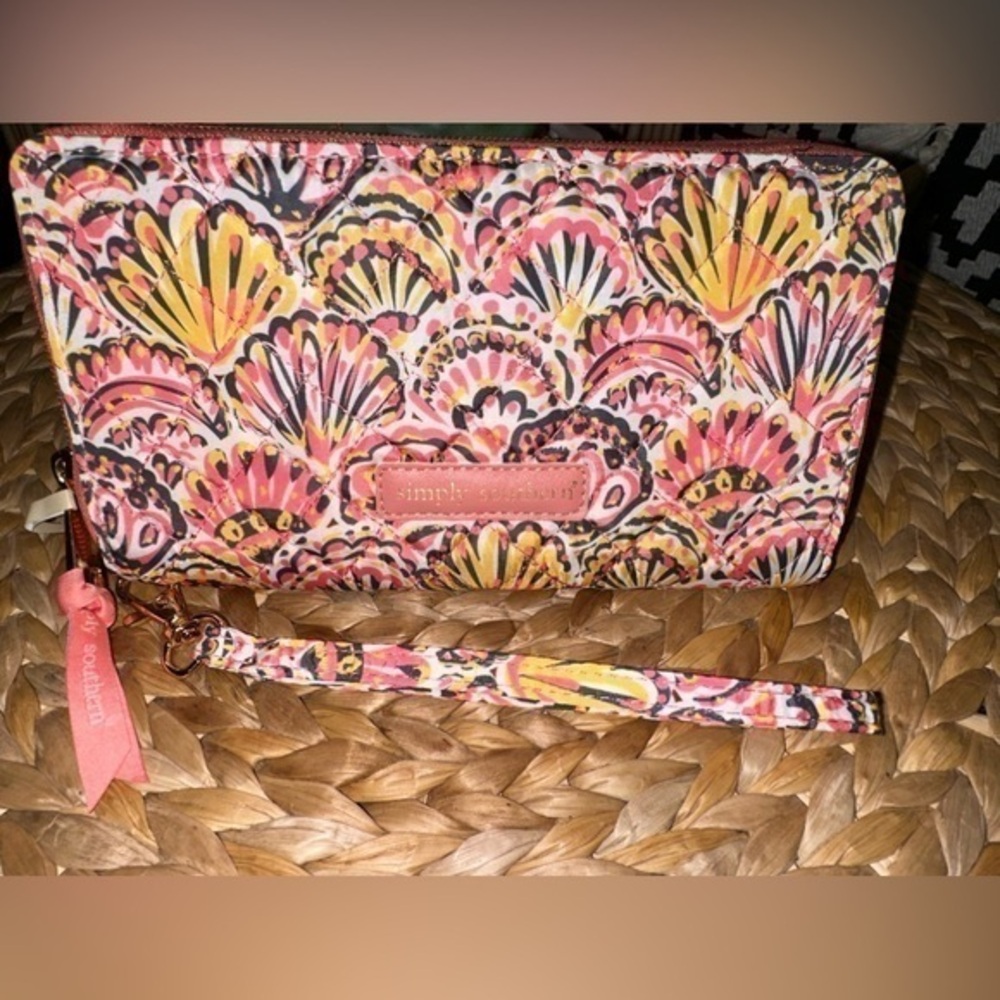 NWT Simply Southern Quilted Phone Wallet in Shell Pattern